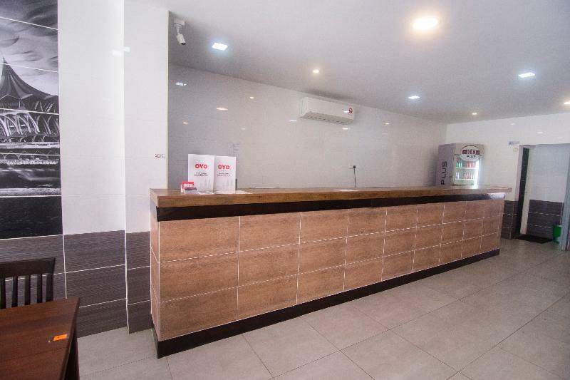 OYO 836 Mandurah Room&Cafe Kuching Bagian luar foto