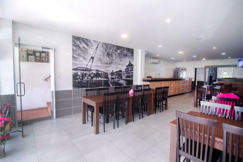 OYO 836 Mandurah Room&Cafe Kuching Bagian luar foto