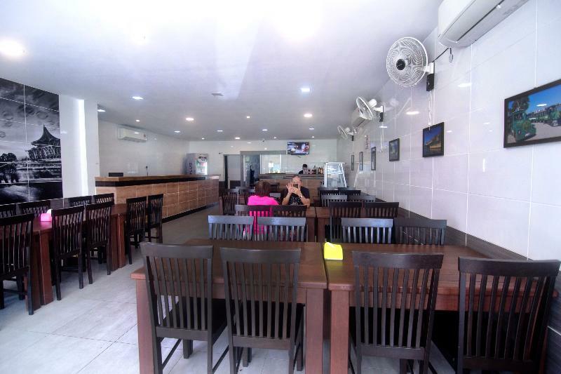 OYO 836 Mandurah Room&Cafe Kuching Bagian luar foto