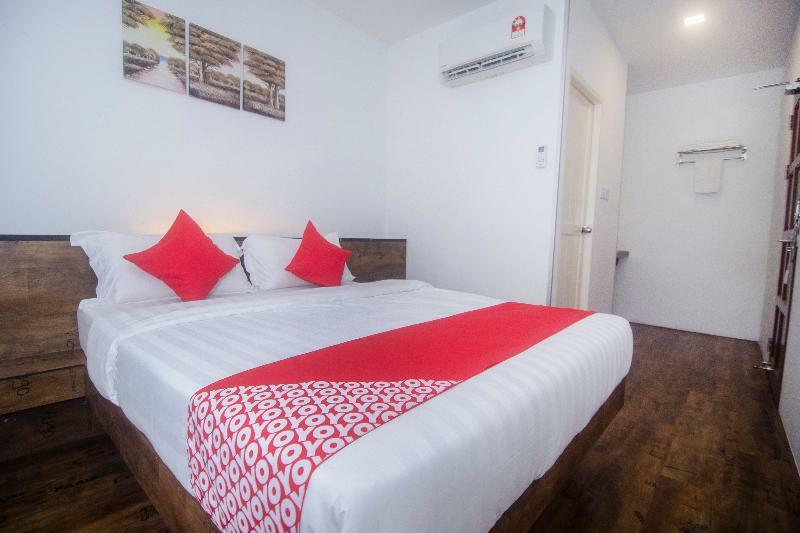 OYO 836 Mandurah Room&Cafe Kuching Bagian luar foto