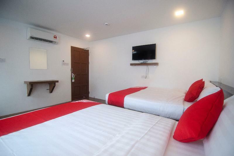 OYO 836 Mandurah Room&Cafe Kuching Bagian luar foto