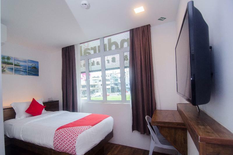 OYO 836 Mandurah Room&Cafe Kuching Bagian luar foto
