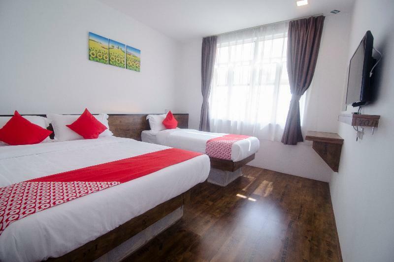 OYO 836 Mandurah Room&Cafe Kuching Bagian luar foto