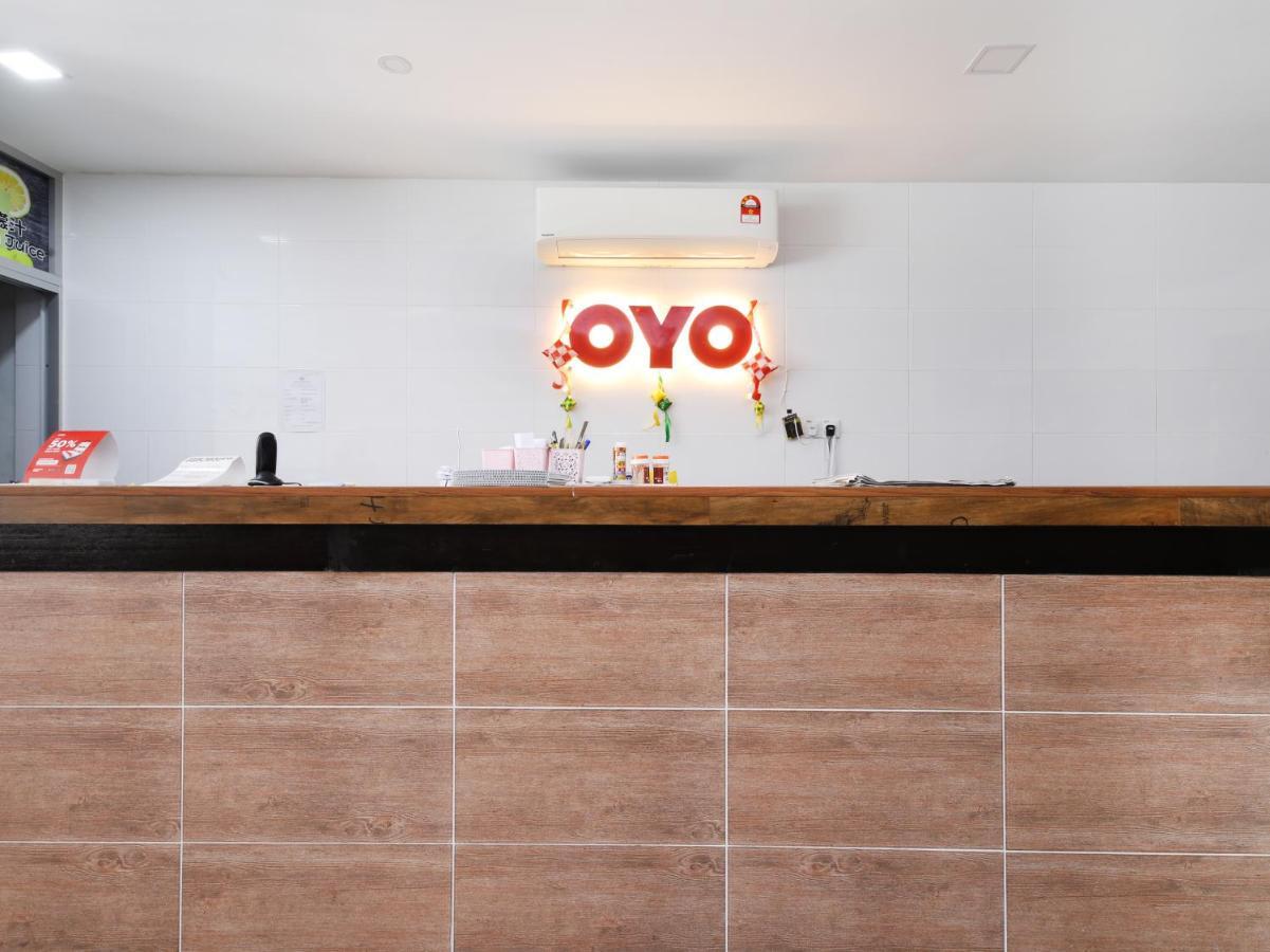 OYO 836 Mandurah Room&Cafe Kuching Bagian luar foto