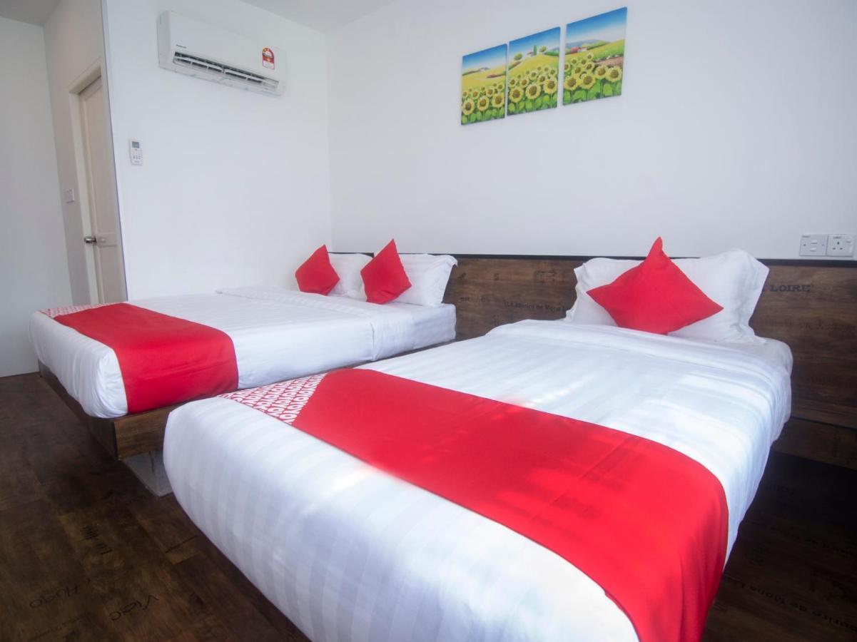 OYO 836 Mandurah Room&Cafe Kuching Bagian luar foto