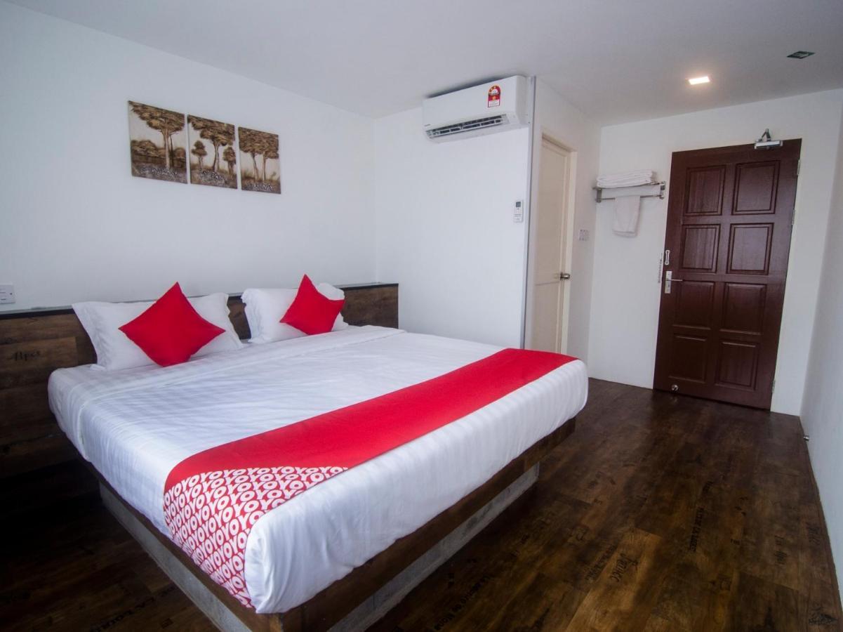 OYO 836 Mandurah Room&Cafe Kuching Bagian luar foto