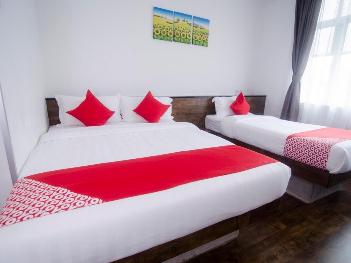 OYO 836 Mandurah Room&Cafe Kuching Bagian luar foto