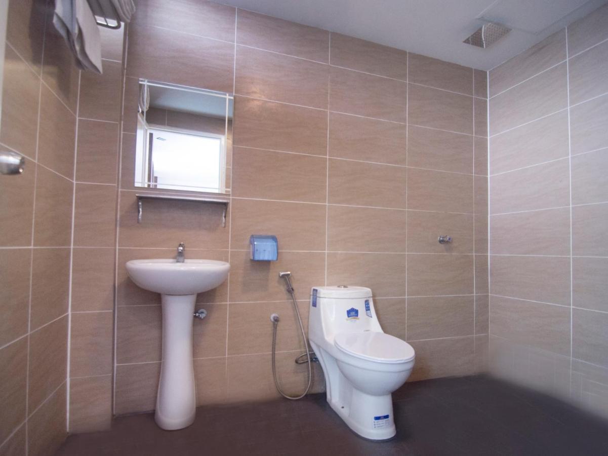 OYO 836 Mandurah Room&Cafe Kuching Bagian luar foto