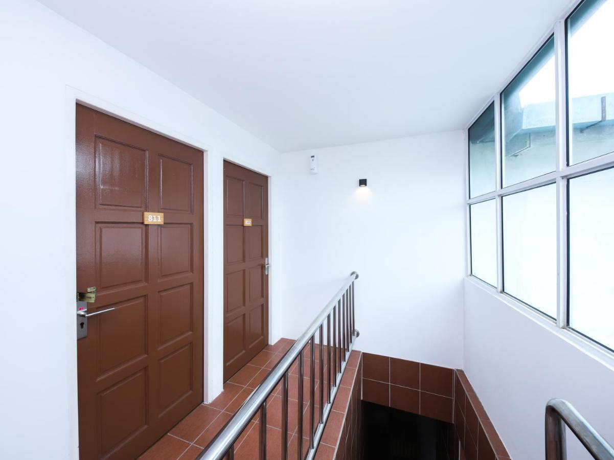 OYO 836 Mandurah Room&Cafe Kuching Bagian luar foto