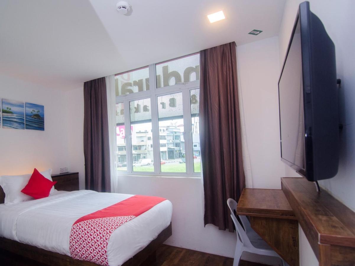 OYO 836 Mandurah Room&Cafe Kuching Bagian luar foto