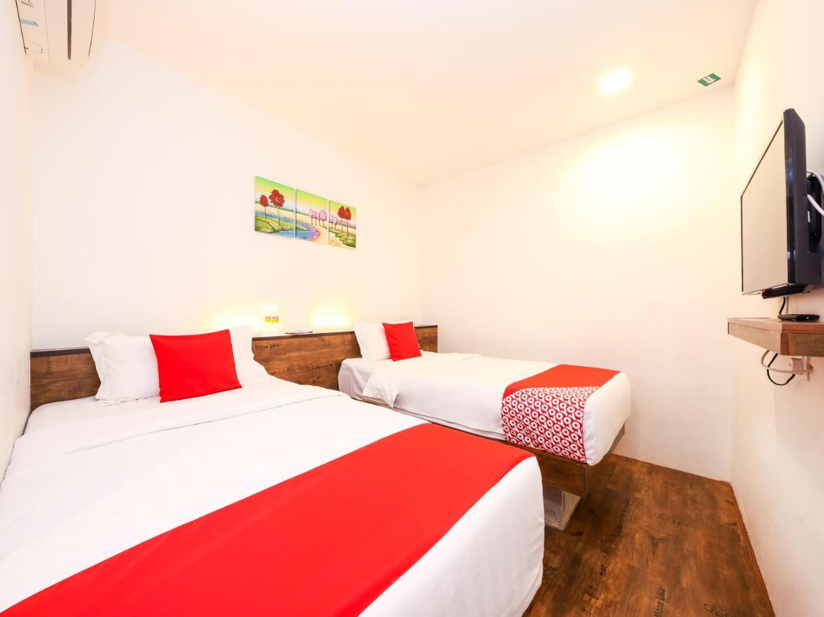 OYO 836 Mandurah Room&Cafe Kuching Bagian luar foto
