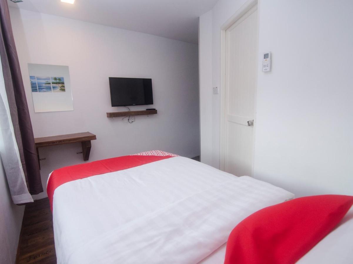 OYO 836 Mandurah Room&Cafe Kuching Bagian luar foto