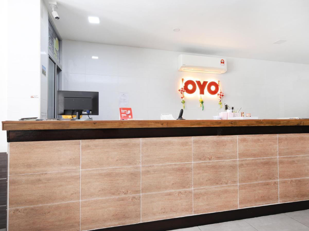 OYO 836 Mandurah Room&Cafe Kuching Bagian luar foto