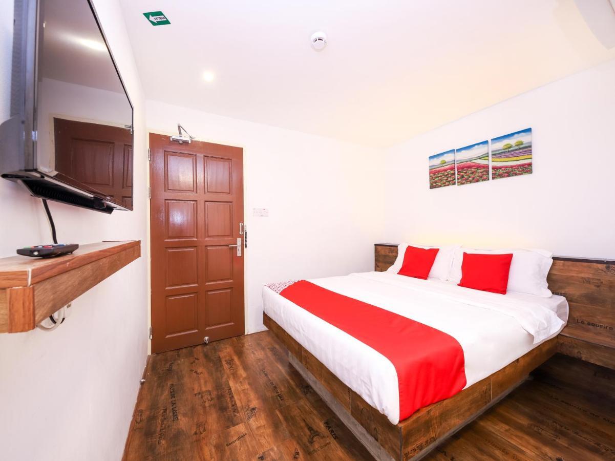 OYO 836 Mandurah Room&Cafe Kuching Bagian luar foto