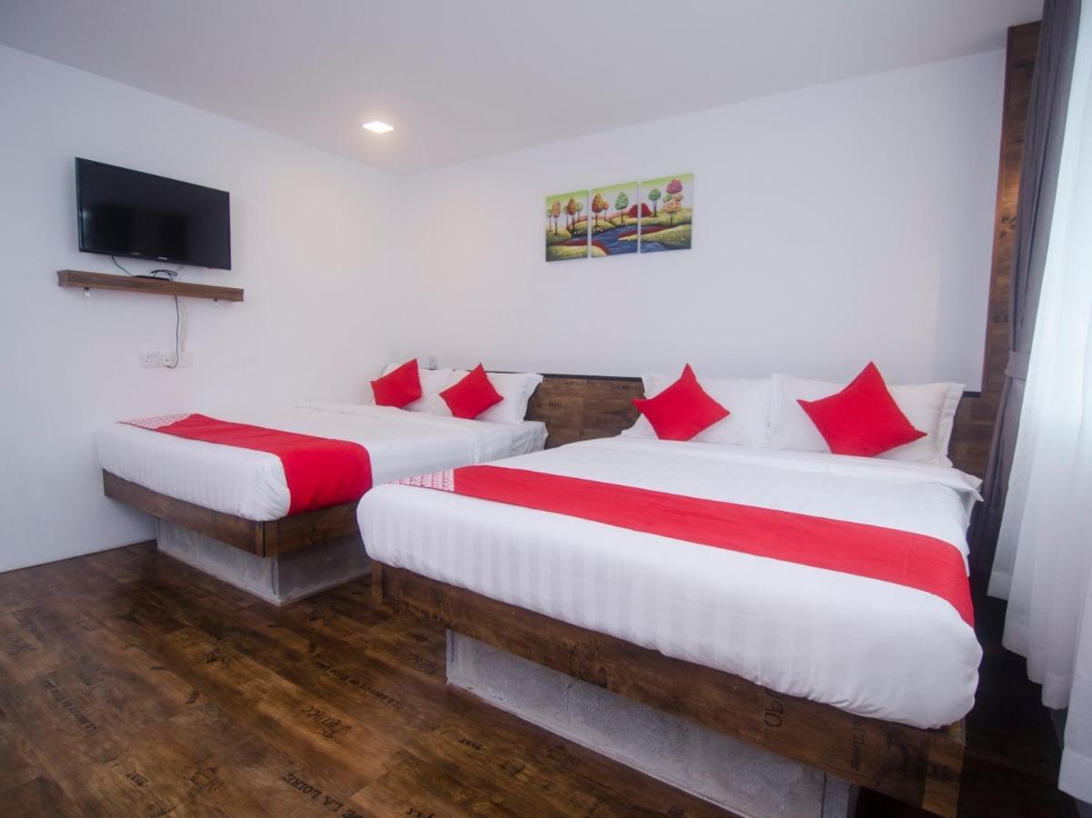 OYO 836 Mandurah Room&Cafe Kuching Bagian luar foto