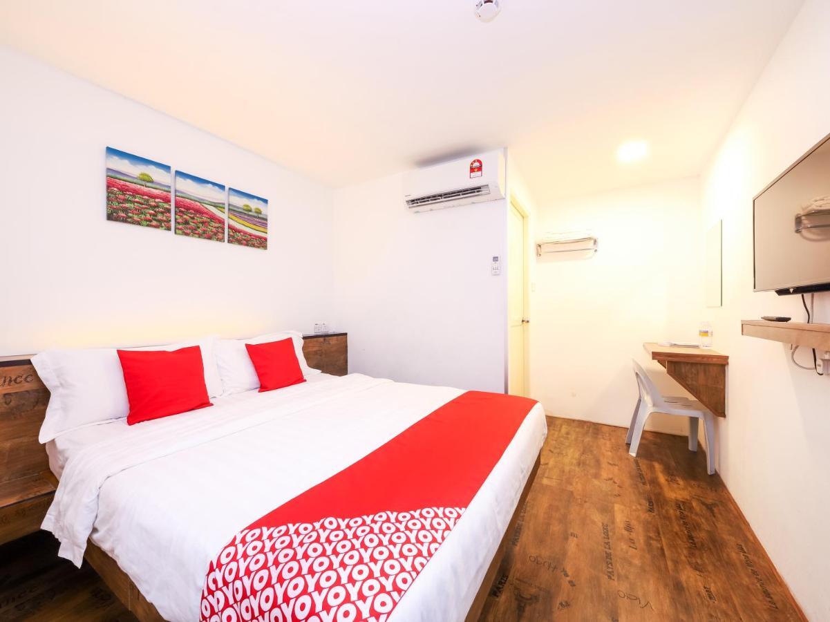 OYO 836 Mandurah Room&Cafe Kuching Bagian luar foto