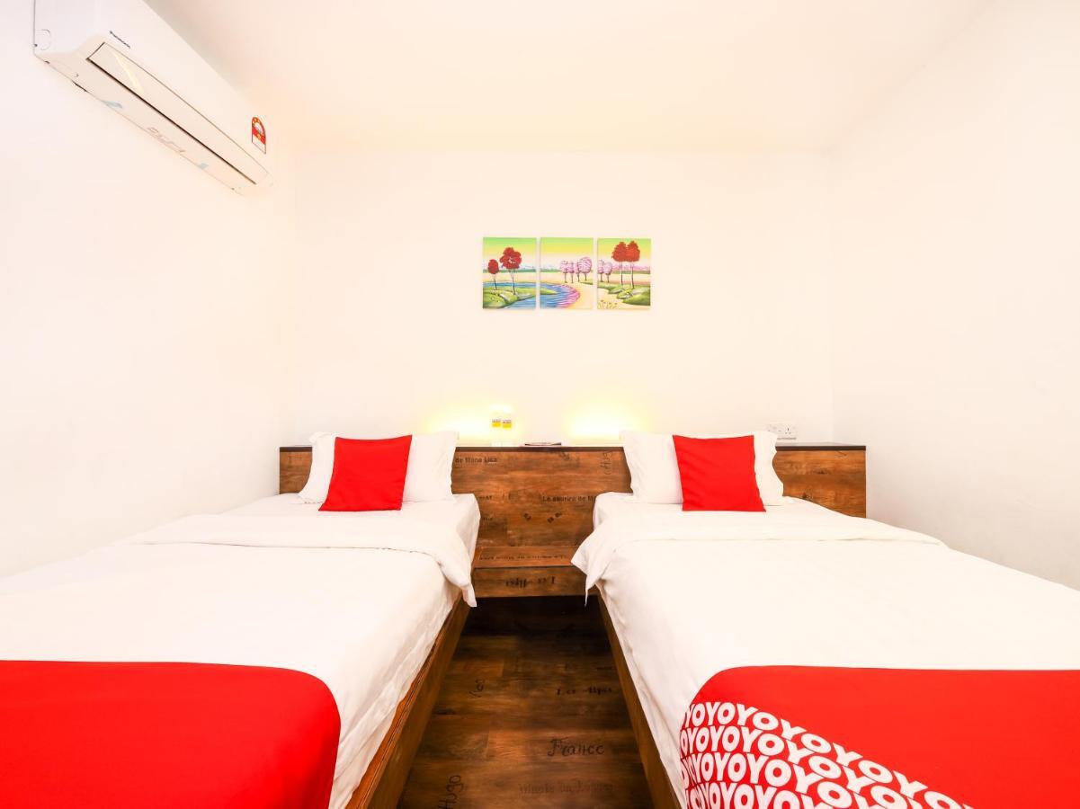 OYO 836 Mandurah Room&Cafe Kuching Bagian luar foto