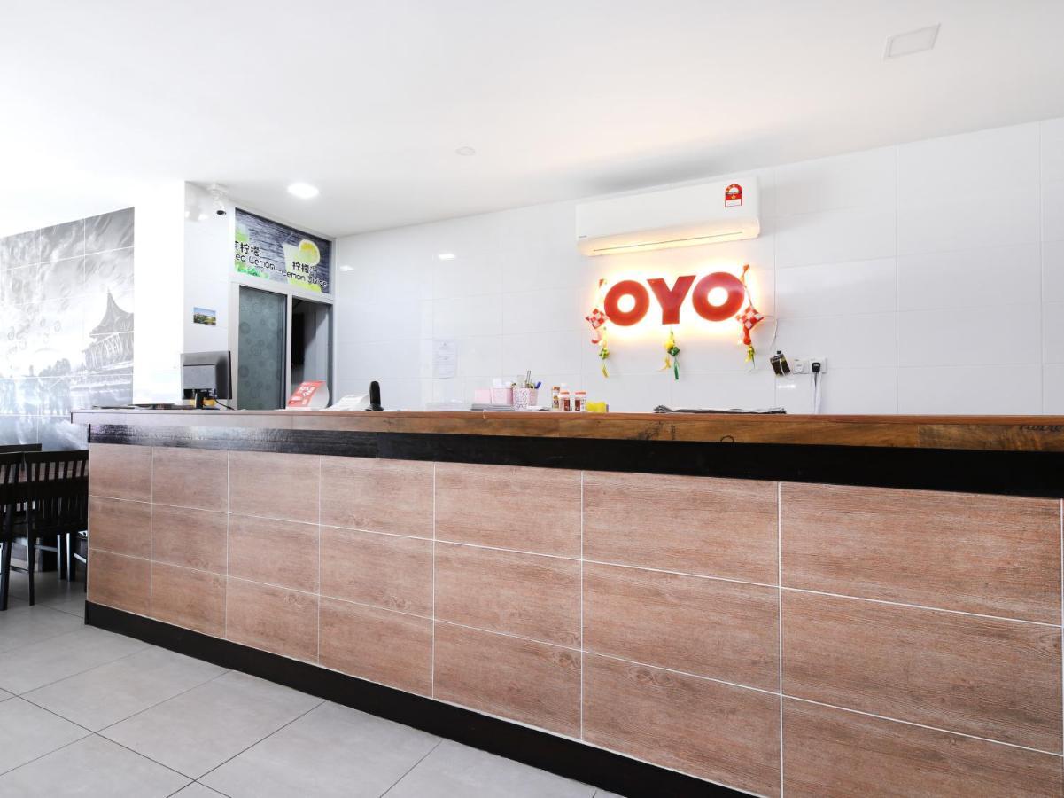 OYO 836 Mandurah Room&Cafe Kuching Bagian luar foto